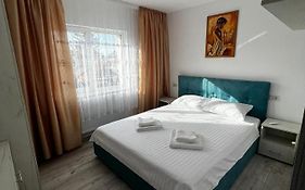 Cozy Urban Accommodation In Beautiful Suceava